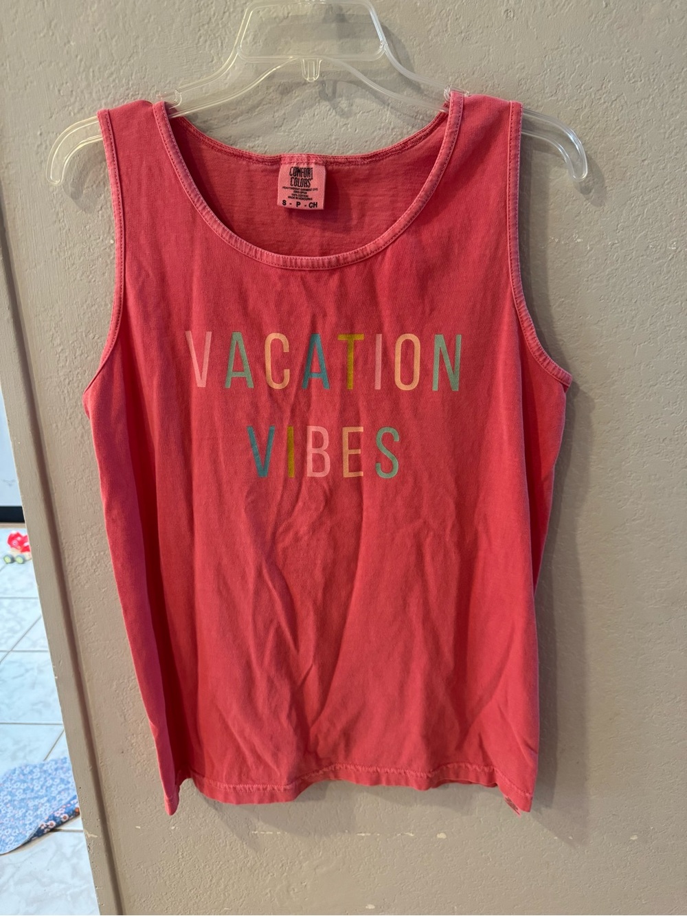 Comfort Colors Coral Tank Top with Multicolor 'VACATION VIBES' Print